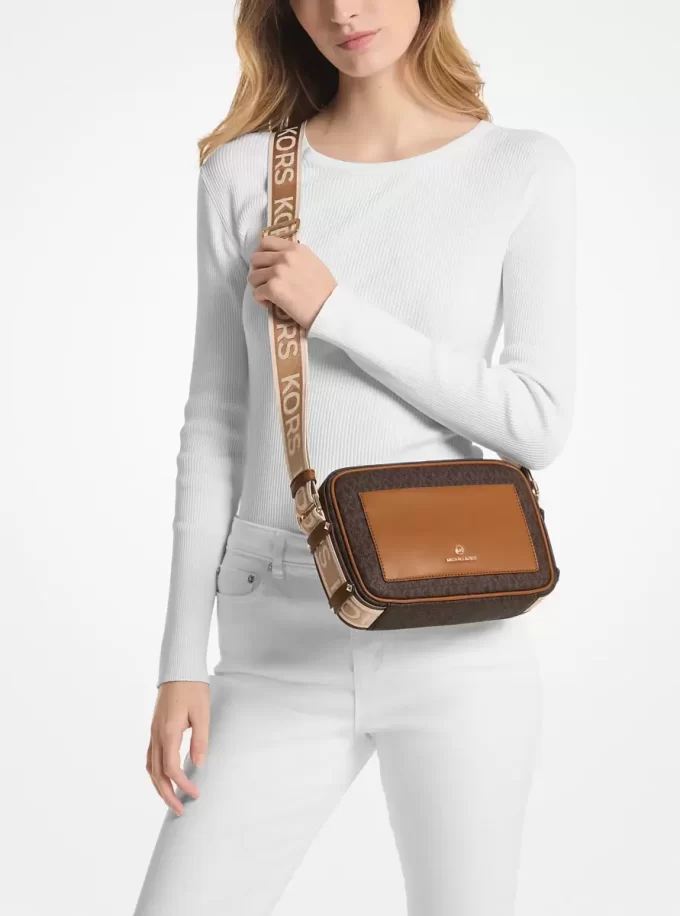 Duża torba crossbody Maeve Signature Duża torba crossbody Maeve Signature