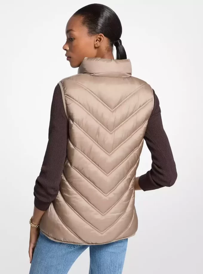 Kamizelka z nadrukiem z pikowanym logo Chevron i nylonową, składaną kamizelką Kamizelka z nadrukiem z pikowanym logo Chevron i nylonową, składaną kamizelką