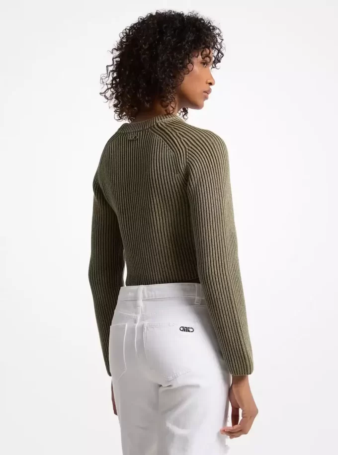 Krótki sweter z prążkowanej bawełny barwionej na odzieży