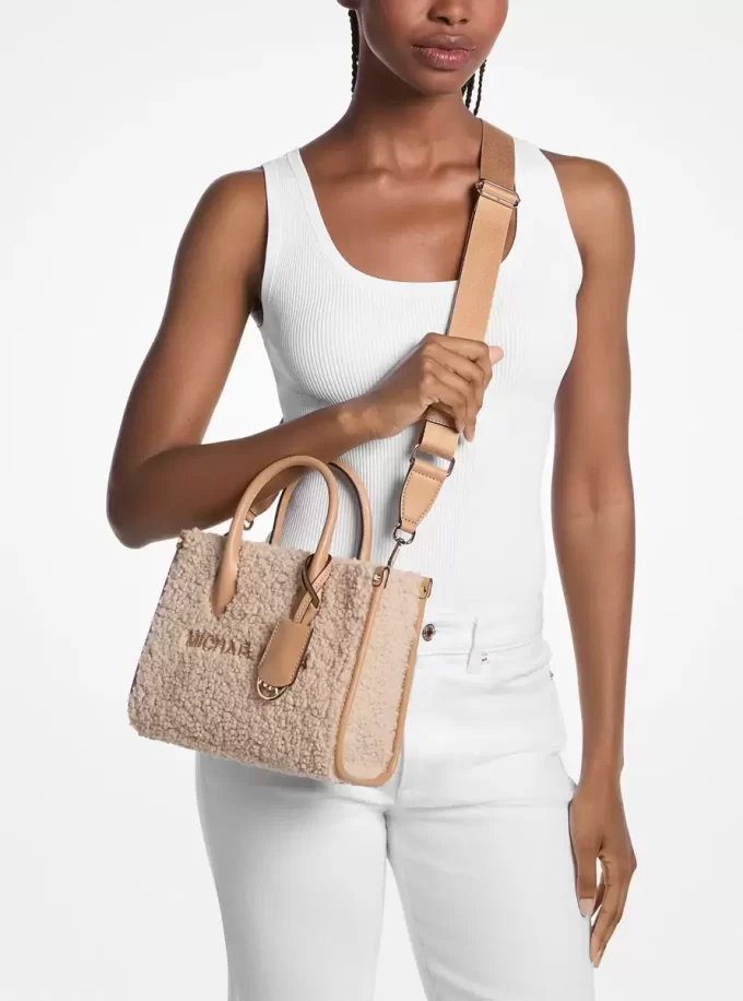 Mirella Mała torebka typu crossbody z imitacji owczej skóry Mirella Mała torebka typu crossbody z imitacji owczej skóry