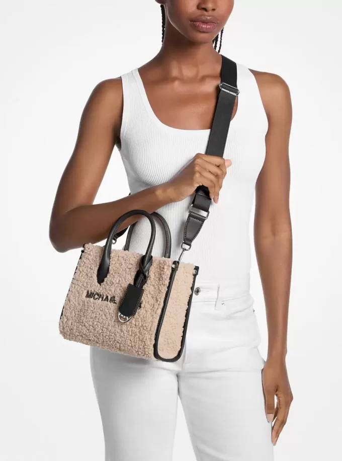 Mirella Mała torebka typu crossbody z imitacji owczej skóry Mirella Mała torebka typu crossbody z imitacji owczej skóry