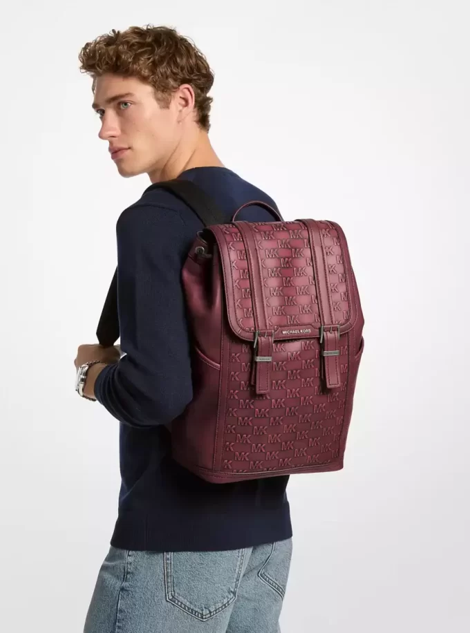 Plecak Colby Medium z wytłoczonym logo i polerowaną skórą