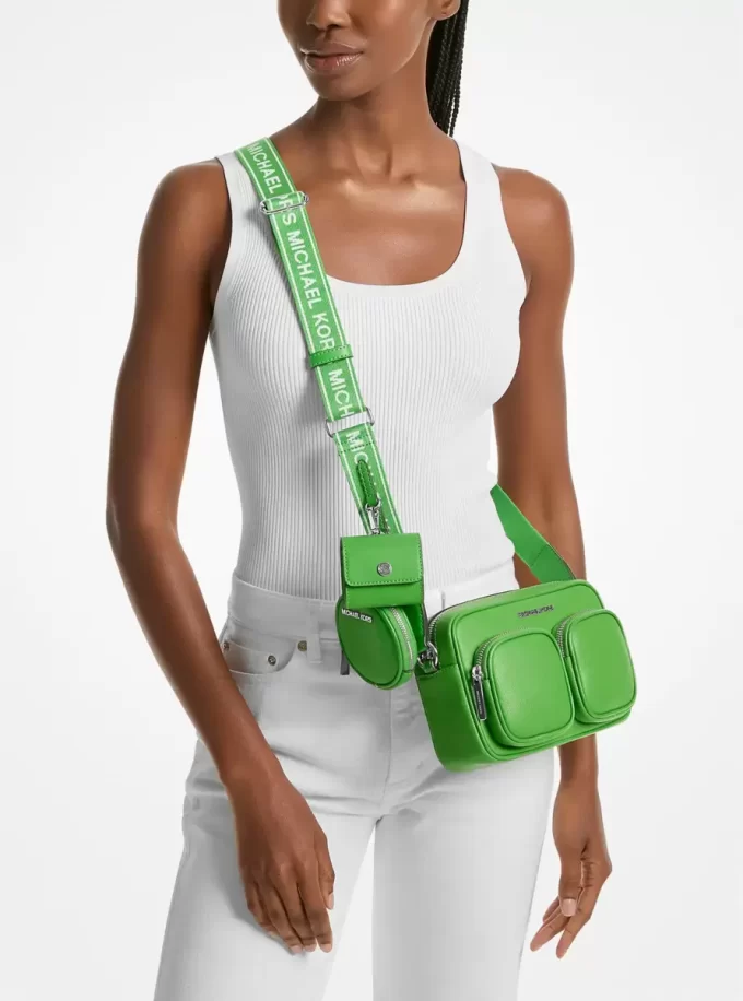 Średniej wielkości skórzana torba typu crossbody Jet Set z etui na Apple Airpods Pro® Średniej wielkości skórzana torba typu crossbody Jet Set z etui na Apple Airpods Pro®