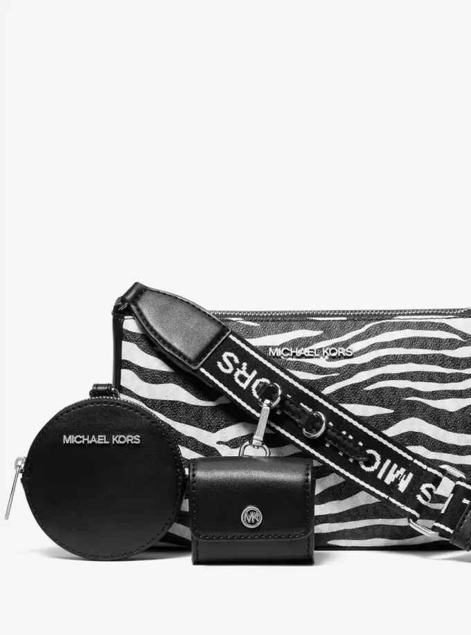Średniej wielkości skórzana torba typu crossbody Jet Set z nadrukiem zwierzęcym i logo, z etui na Apple Airpods Pro® Średniej wielkości skórzana torba typu crossbody Jet Set z nadrukiem zwierzęcym i logo, z etui na Apple Airpods Pro®