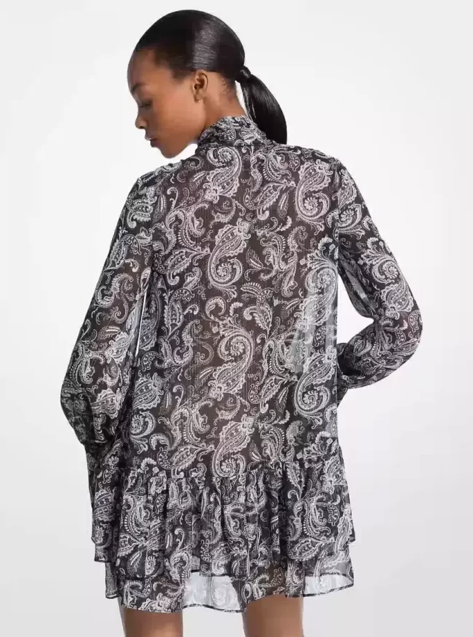 Sukienka z metalicznym wzorem paisley i żorżetą, wiązana na szyi