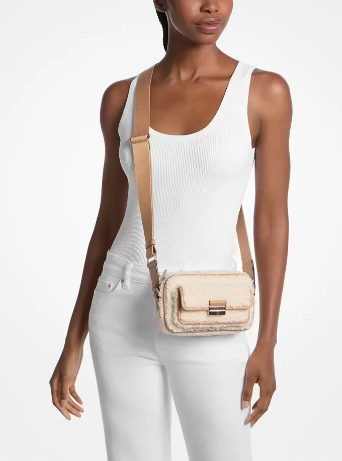 Torba na ramię Bradshaw Extra-Small ze sztucznego futerka Torba na ramię Bradshaw Extra-Small ze sztucznego futerka