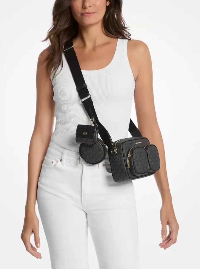 Torba na ramię Jet Set Medium Signature Logo z etui na Apple Airpods Pro® Torba na ramię Jet Set Medium Signature Logo z etui na Apple Airpods Pro®