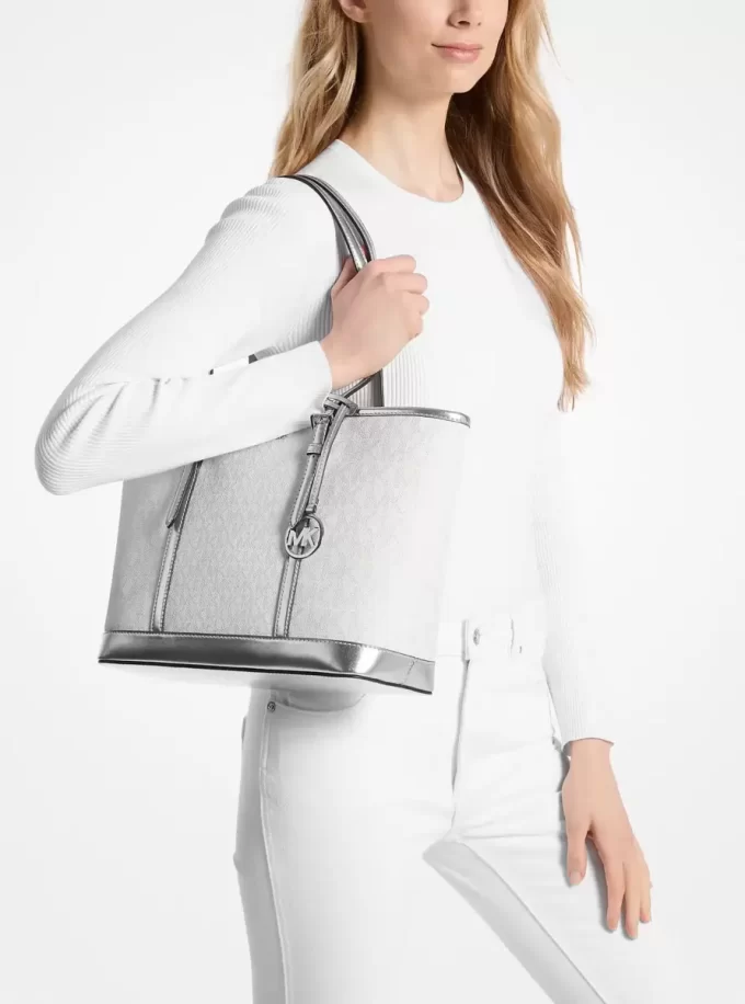 Torba podróżna Jet Set Travel Small Metallic Logo z zamkiem błyskawicznym od góry Torba podróżna Jet Set Travel Small Metallic Logo z zamkiem błyskawicznym od góry
