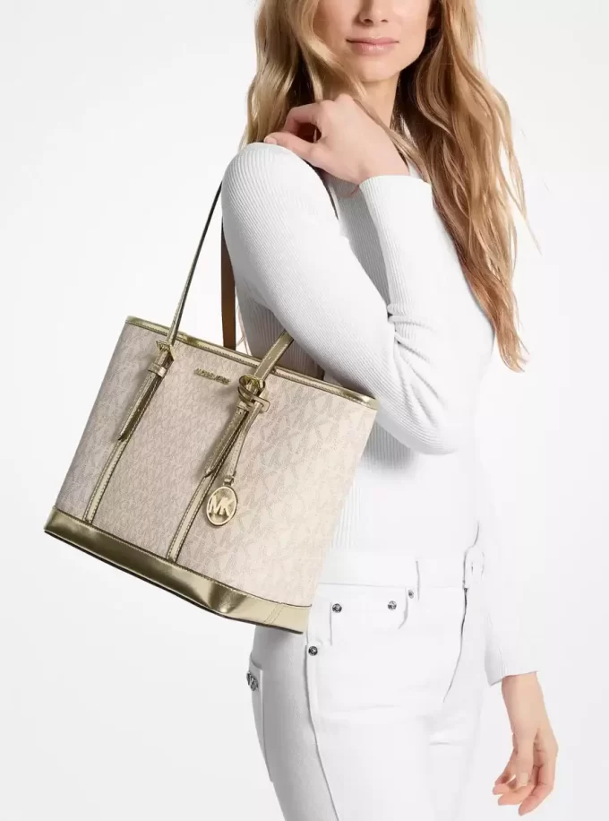 Torba podróżna Jet Set Travel Small Metallic Logo z zamkiem błyskawicznym od góry Torba podróżna Jet Set Travel Small Metallic Logo z zamkiem błyskawicznym od góry